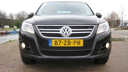 Met de Tiguan geeft Volkswagen hun antwoord op de gevestigde orde in het midi-SUV segment. Hoewel de Japanners en Koreanen al diverse modellen in de markt hebben gezet, loopt Volkswagen nog wel voor o