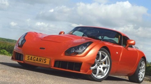 De roddels vlogen de laatste tijd voortdurend over het internet. TVR zou er mee gaan stoppen. Maar nu komt het bericht bij ons binnen dat er een links gestuurde uitvoering van de meest heftige TVR ooi