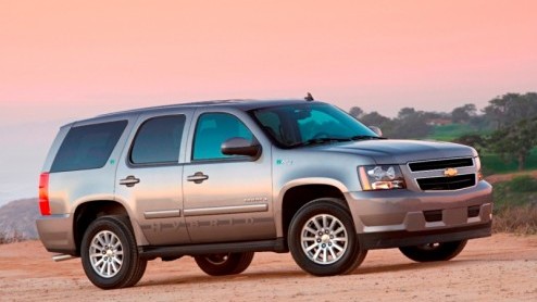 Bij hybride-autos denk je al snel aan compacte, gestroomlijnde modellen met een zuinige benzinemotor. Dat die vlieger niet altijd opgaat bewijst Chevrolet USA. Hun Tahoe Hybrid, een flinke SUV met 6.