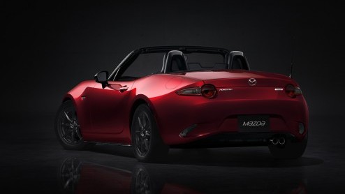 Dit is hem dan, de vierde generatie MX-5. Tijdens een nachtelijk evenement in Barcelona trok Mazda eindelijk het doek van de nieuwe roadster.
