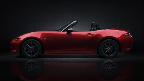 Dit is hem dan, de vierde generatie MX-5. Tijdens een nachtelijk evenement in Barcelona trok Mazda eindelijk het doek van de nieuwe roadster.