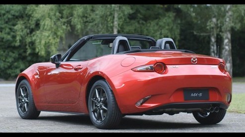 Dit is hem dan, de vierde generatie MX-5. Tijdens een nachtelijk evenement in Barcelona trok Mazda eindelijk het doek van de nieuwe roadster.