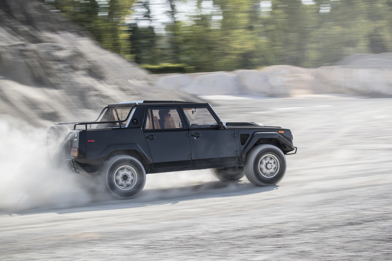 In het zicht van de lancering van de Lamborghini Urus SUV restaureerde de historieafdeling van het merk een LM 002.