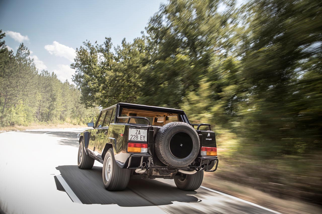 In het zicht van de lancering van de Lamborghini Urus SUV restaureerde de historieafdeling van het merk een LM 002.
