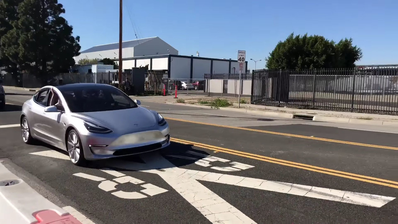 De Tesla Model 3 laat nog even op zich wachten, maar is wel rijdend in beeld gebracht in de buurt van Teslas designcentrum. Zo krijgen we een extra voorproefje van de auto.