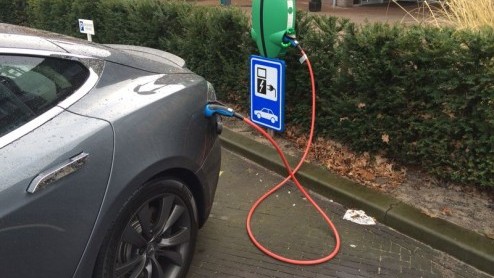 Tesla Model S P85+ test in Nederland. Voor het eerst elektrisch rijden in de snelste elektrische auto die er te koop is.