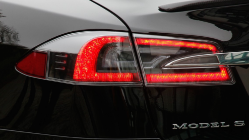Tesla introduceert Model S met vierwielaandrijving. Topper van de reeks is de P85D, die in 3,2 seconden vanuit stilstand naar 96 km/u (60 mijl) accelereert.
