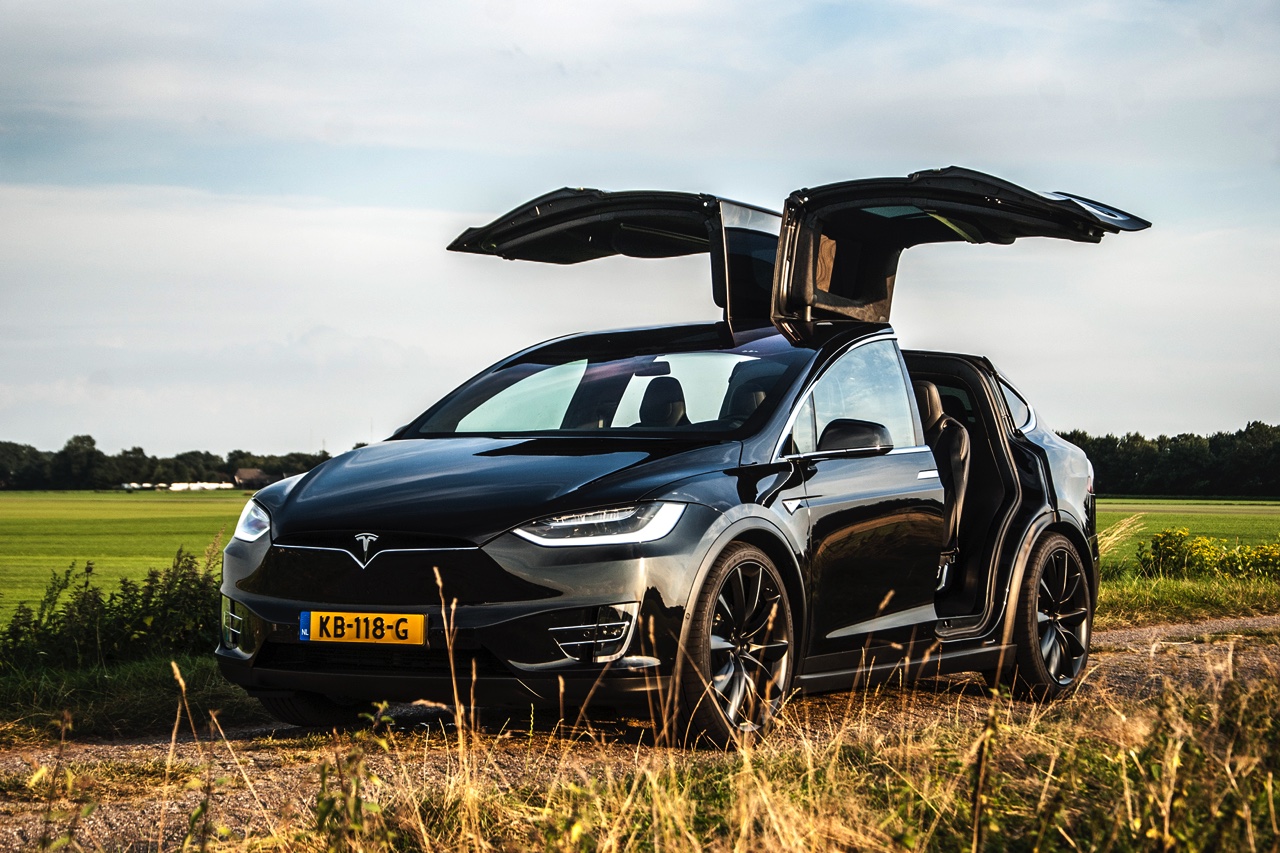 De Tesla Model X is nu ook in Nederland leverbaar. Lees hier belangrijke dingen die je over de auto moet weten.