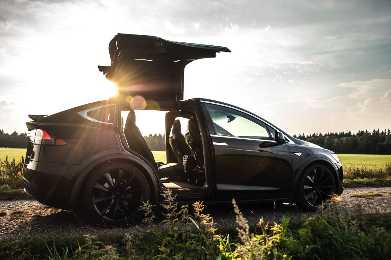 De Tesla Model X is nu ook in Nederland leverbaar. Lees hier belangrijke dingen die je over de auto moet weten.