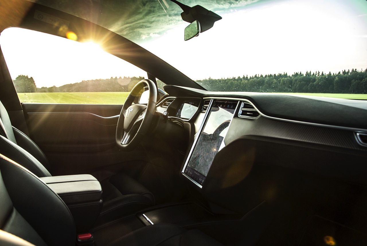 De Tesla Model X is nu ook in Nederland leverbaar. Lees hier belangrijke dingen die je over de auto moet weten.