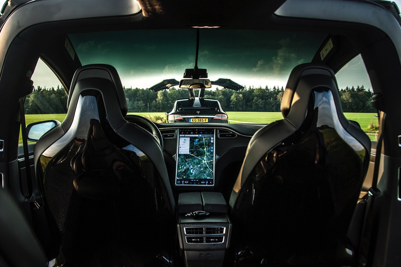 De Tesla Model X is nu ook in Nederland leverbaar. Lees hier belangrijke dingen die je over de auto moet weten.