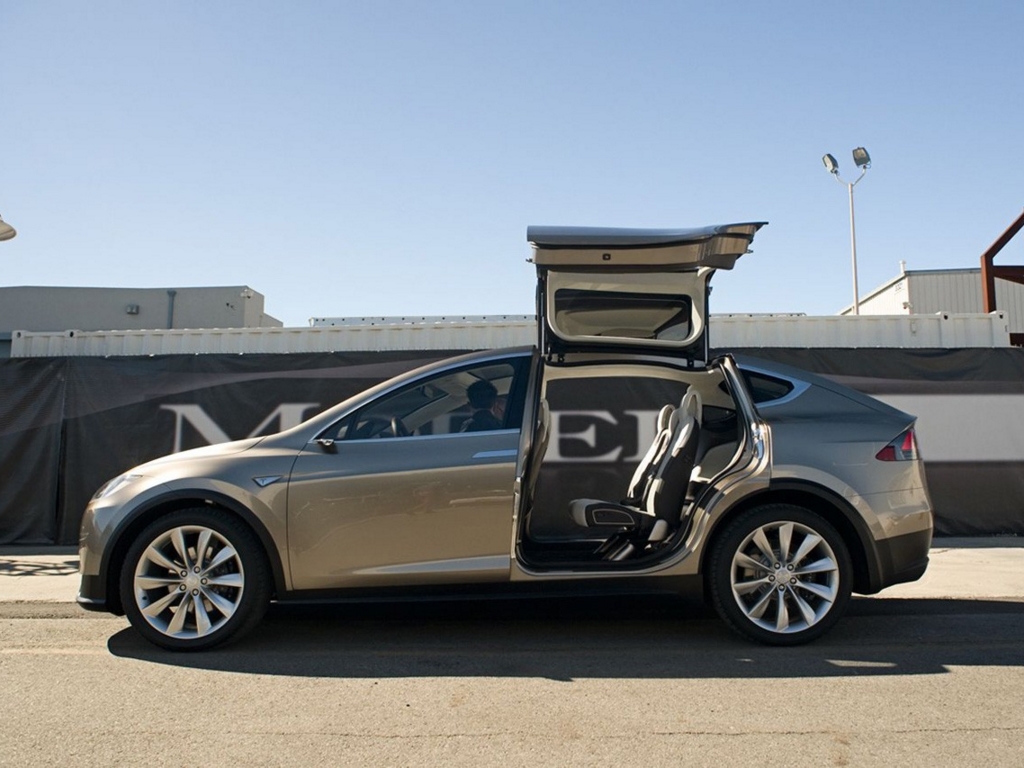 Tesla Model X leverbaar in 60 kWh, 85 kWh en 85 kWh Performance uitvoeringen met vierwielaandrijving vanaf begin 2016.