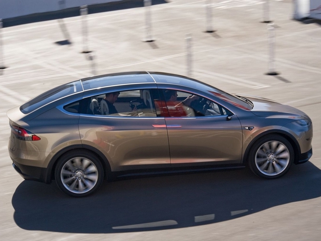 Tesla Model X leverbaar in 60 kWh, 85 kWh en 85 kWh Performance uitvoeringen met vierwielaandrijving vanaf begin 2016.