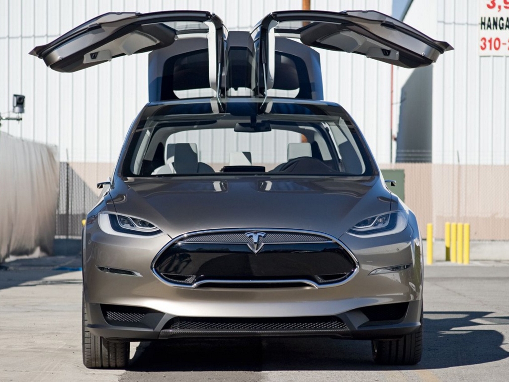 Tesla Model X leverbaar in 60 kWh, 85 kWh en 85 kWh Performance uitvoeringen met vierwielaandrijving vanaf begin 2016.