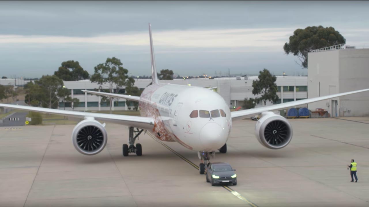 Een Tesla Model X trok de nieuwe Boeing 787-9 Dreamliner van Quantas voort.