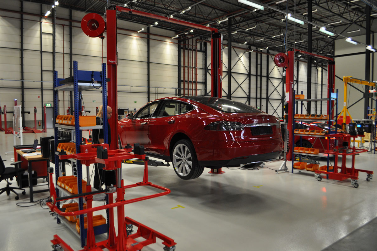 Tesla opent tweede assemblagevestiging in Tilburg. Het nieuwe complex bevat ook een testbaan.