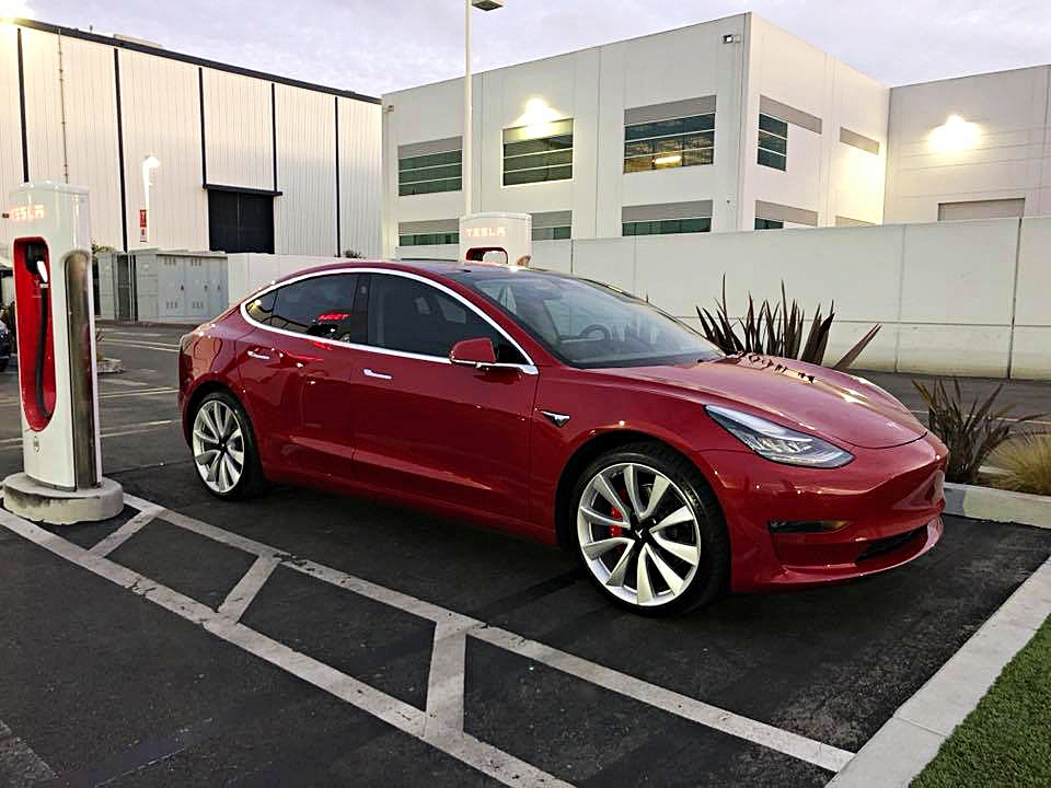 Tesla lijkt de productiedoelstellingen van de Model 3 te halen en neemt bovendien de 4-wielaangedreven Performance-versie in productie.