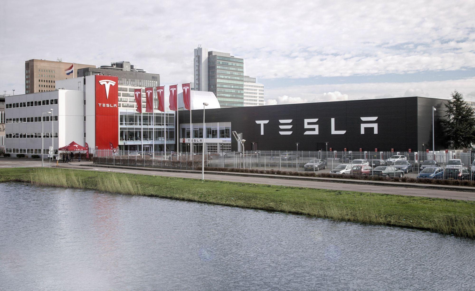 Tesla opent vandaag de deuren van een nieuw kantoor in Amsterdam. Ook is het meteen het grootste servicecenter van Tesla in Nederland.