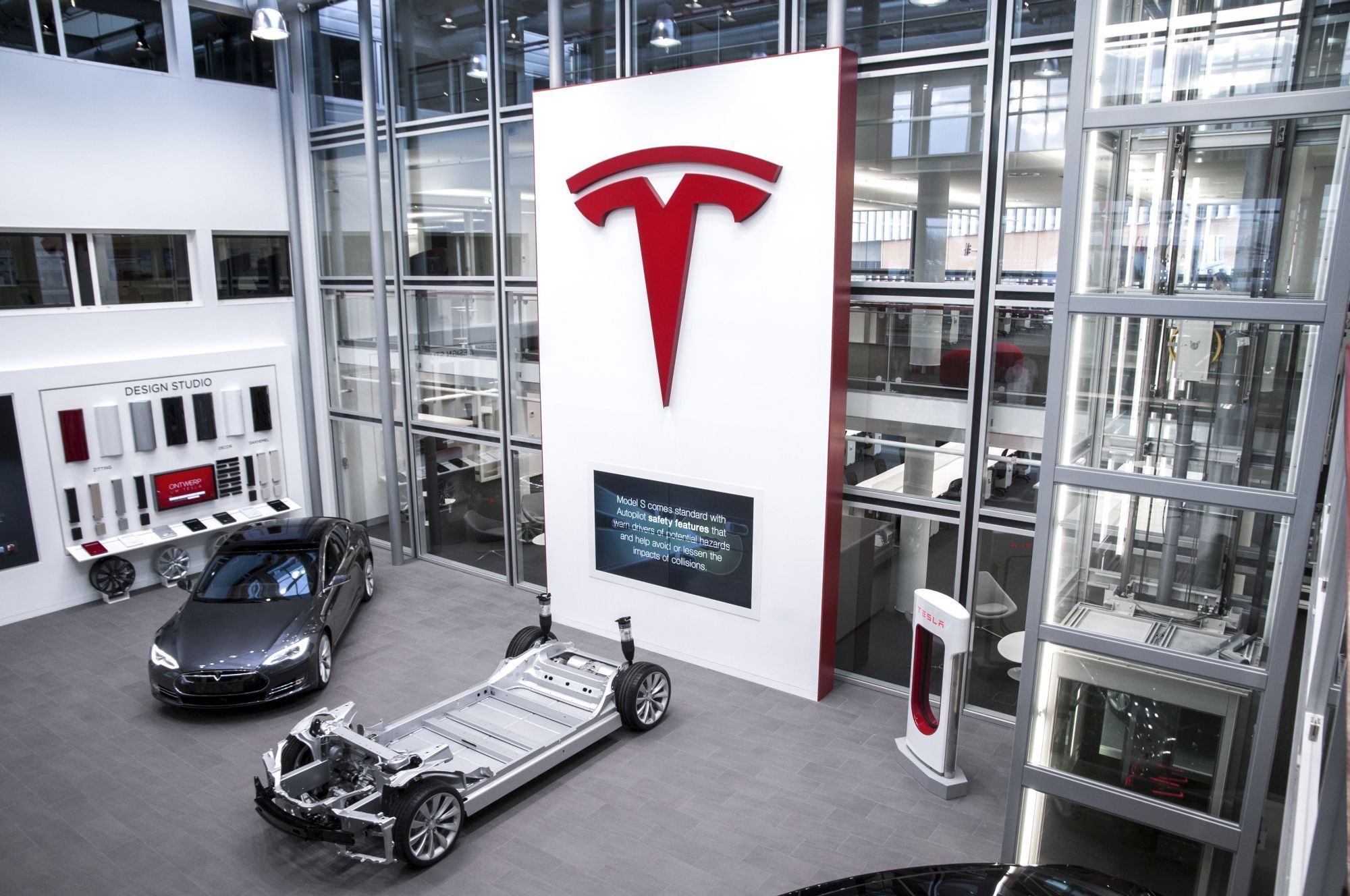 Tesla opent vandaag de deuren van een nieuw kantoor in Amsterdam. Ook is het meteen het grootste servicecenter van Tesla in Nederland.