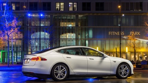 Tesla kondigde het vorig jaar al aan, maar nu lijkt het dan toch echt werkelijkheid te worden: een station waar je niet bijlaadt, maar het accupakket wisselt.
