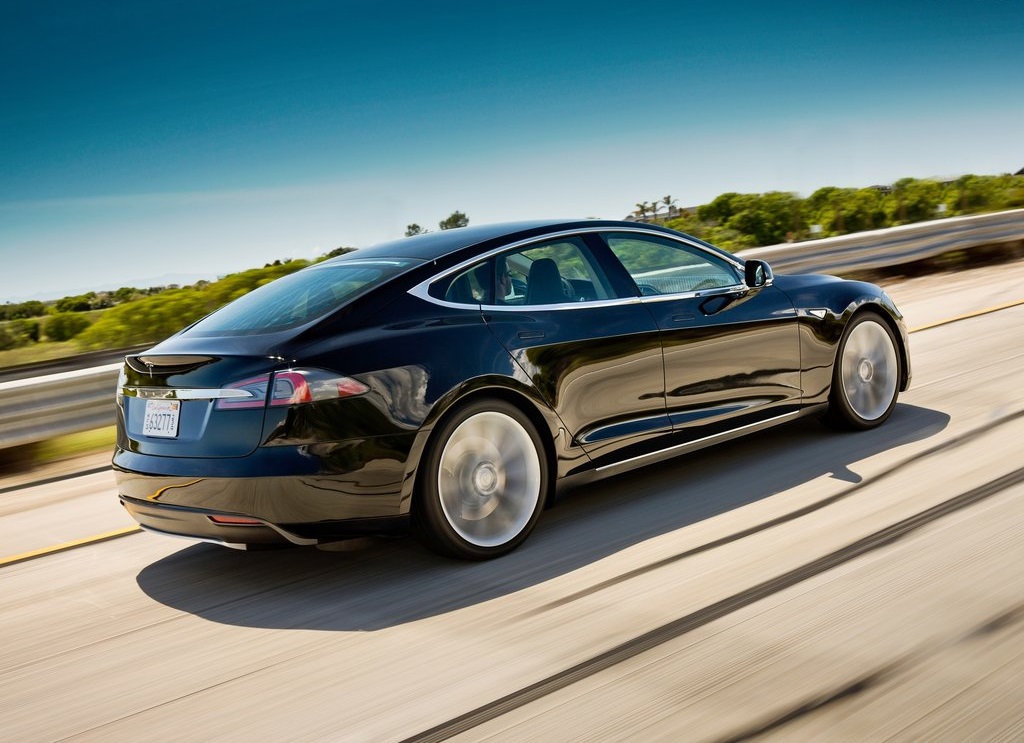 Het relatief nieuwe instapmodel van de Tesla Model S slaat niet echt aan, dus besluit het merk met de uitvoering te stoppen. Toch nog een bestellen? Je hebt nog een maand.