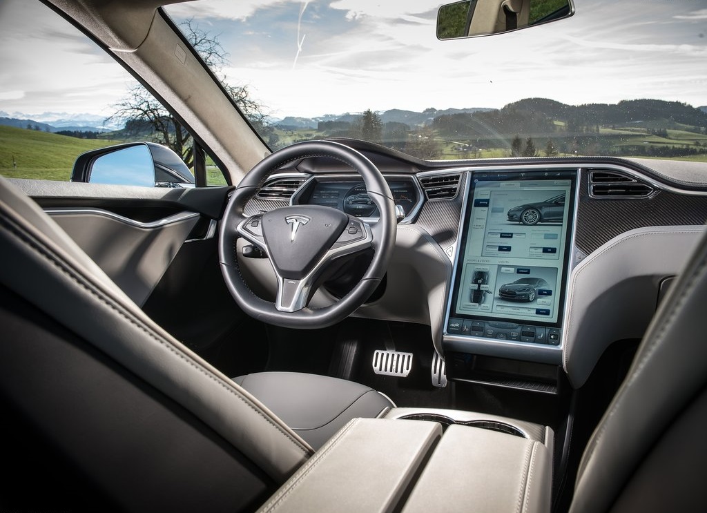 Het relatief nieuwe instapmodel van de Tesla Model S slaat niet echt aan, dus besluit het merk met de uitvoering te stoppen. Toch nog een bestellen? Je hebt nog een maand.