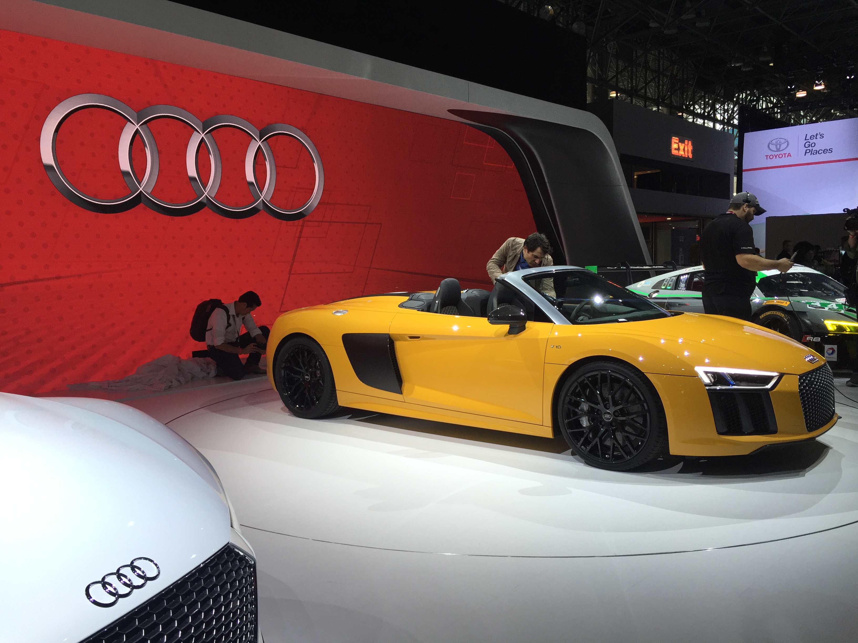 Audi onthult de R8 V10 Spyder op de New York Auto Show 2016. In september komt de dakloze R8 naar Nederland.