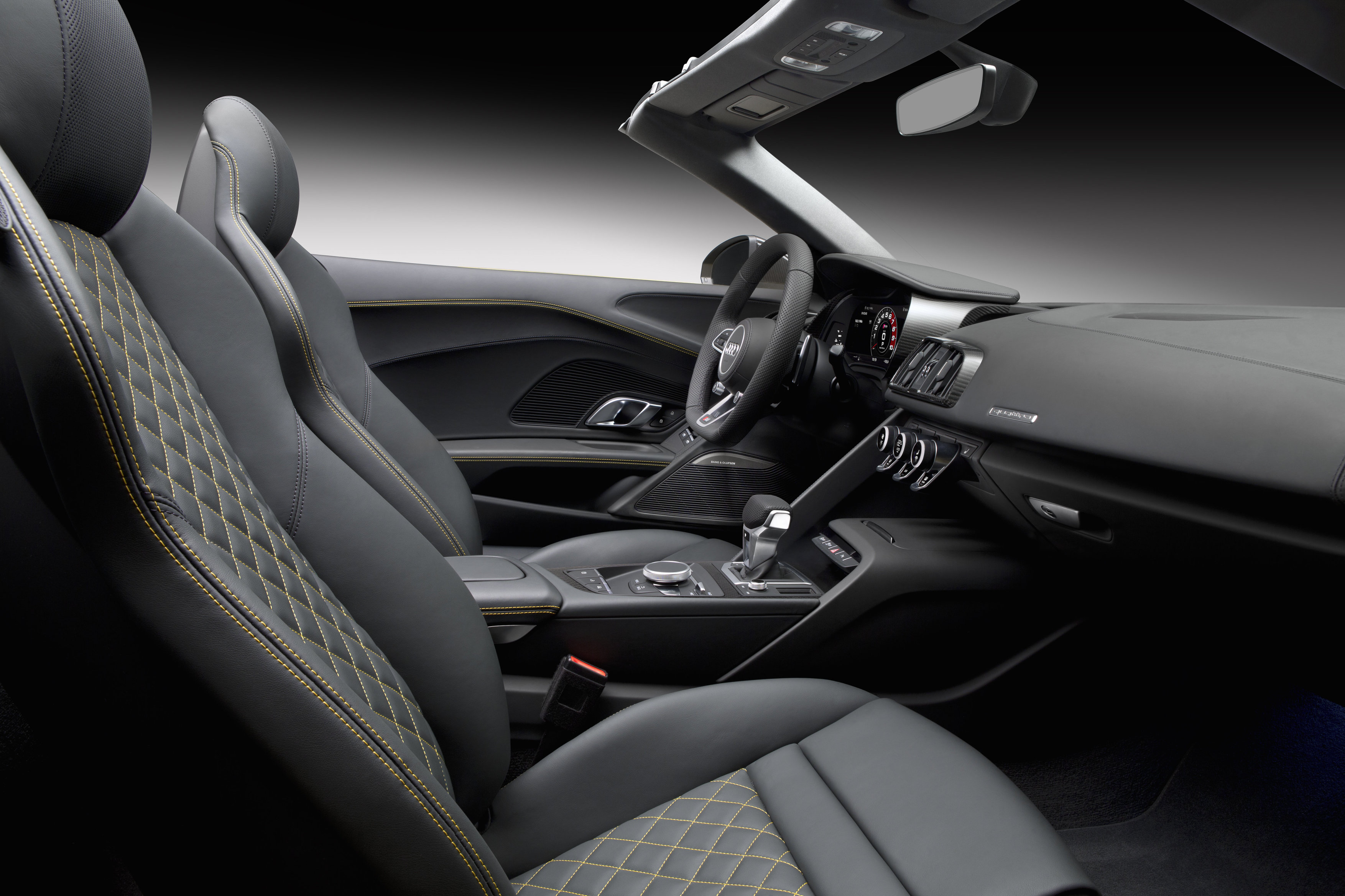 Audi onthult de R8 V10 Spyder op de New York Auto Show 2016. In september komt de dakloze R8 naar Nederland.