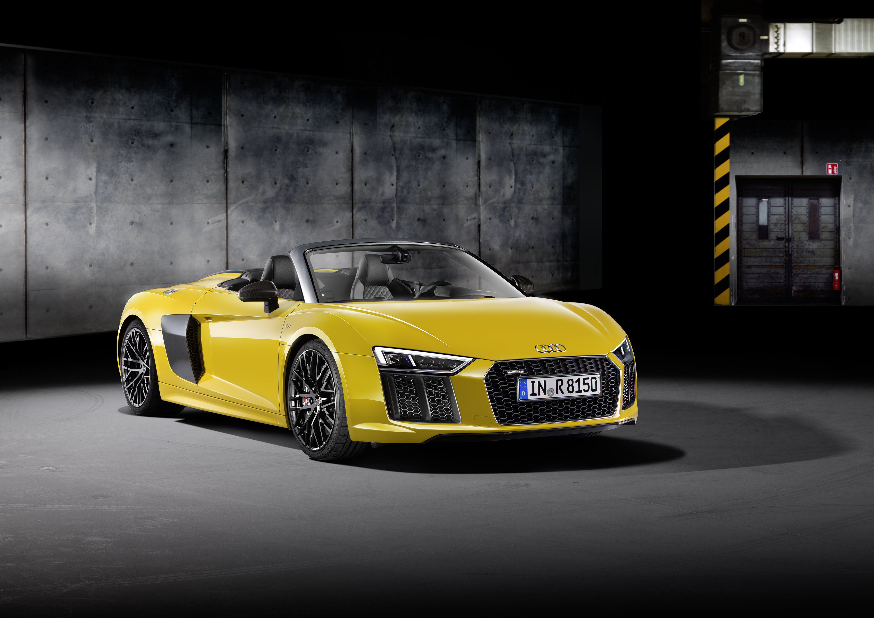 Audi onthult de R8 V10 Spyder op de New York Auto Show 2016. In september komt de dakloze R8 naar Nederland.