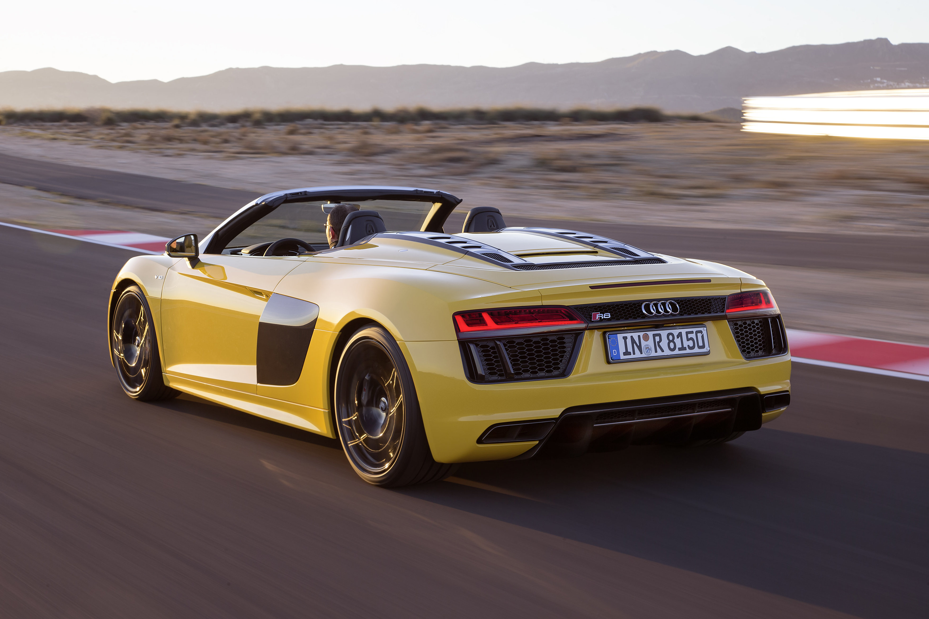 Audi onthult de R8 V10 Spyder op de New York Auto Show 2016. In september komt de dakloze R8 naar Nederland.