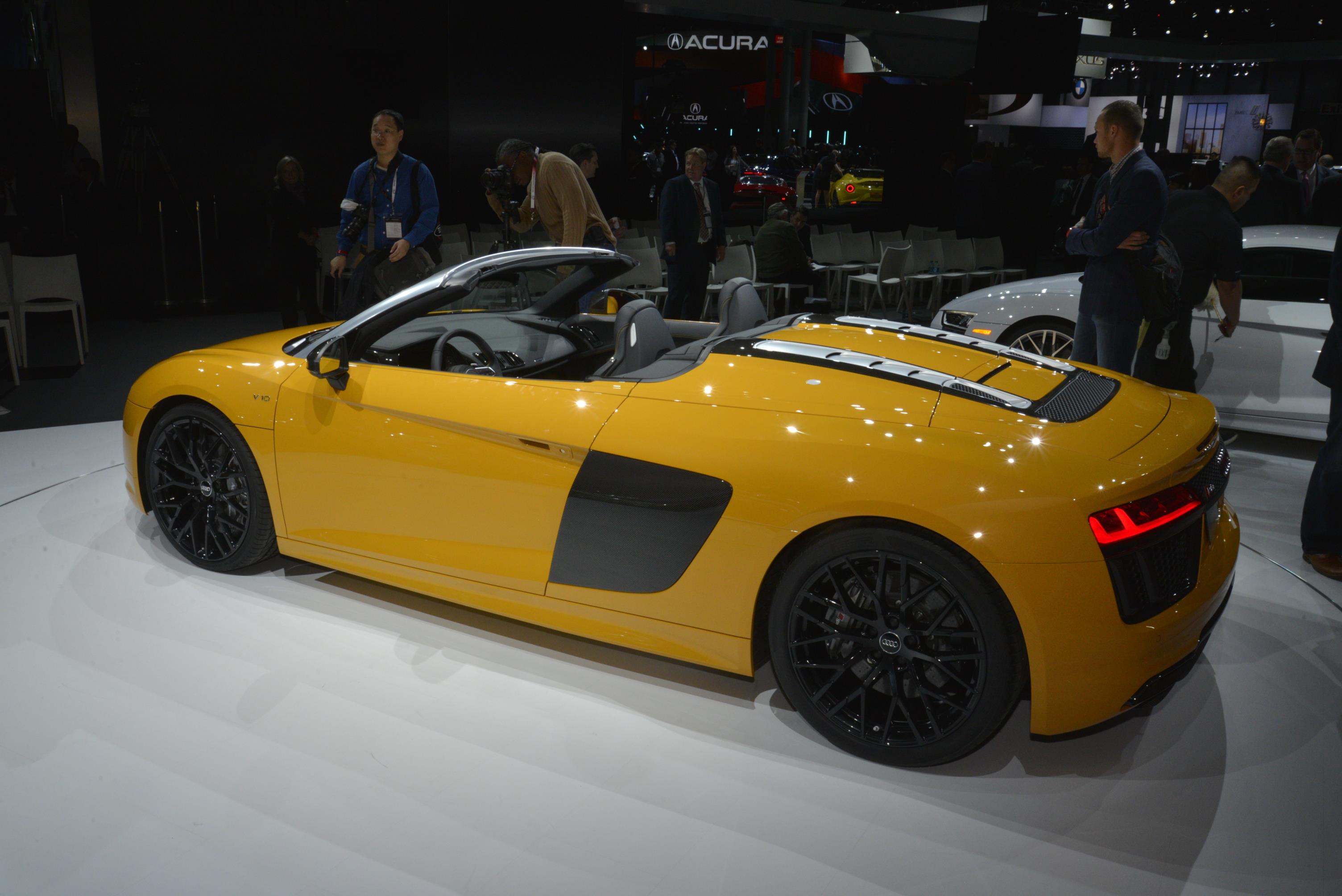Audi onthult de R8 V10 Spyder op de New York Auto Show 2016. In september komt de dakloze R8 naar Nederland.