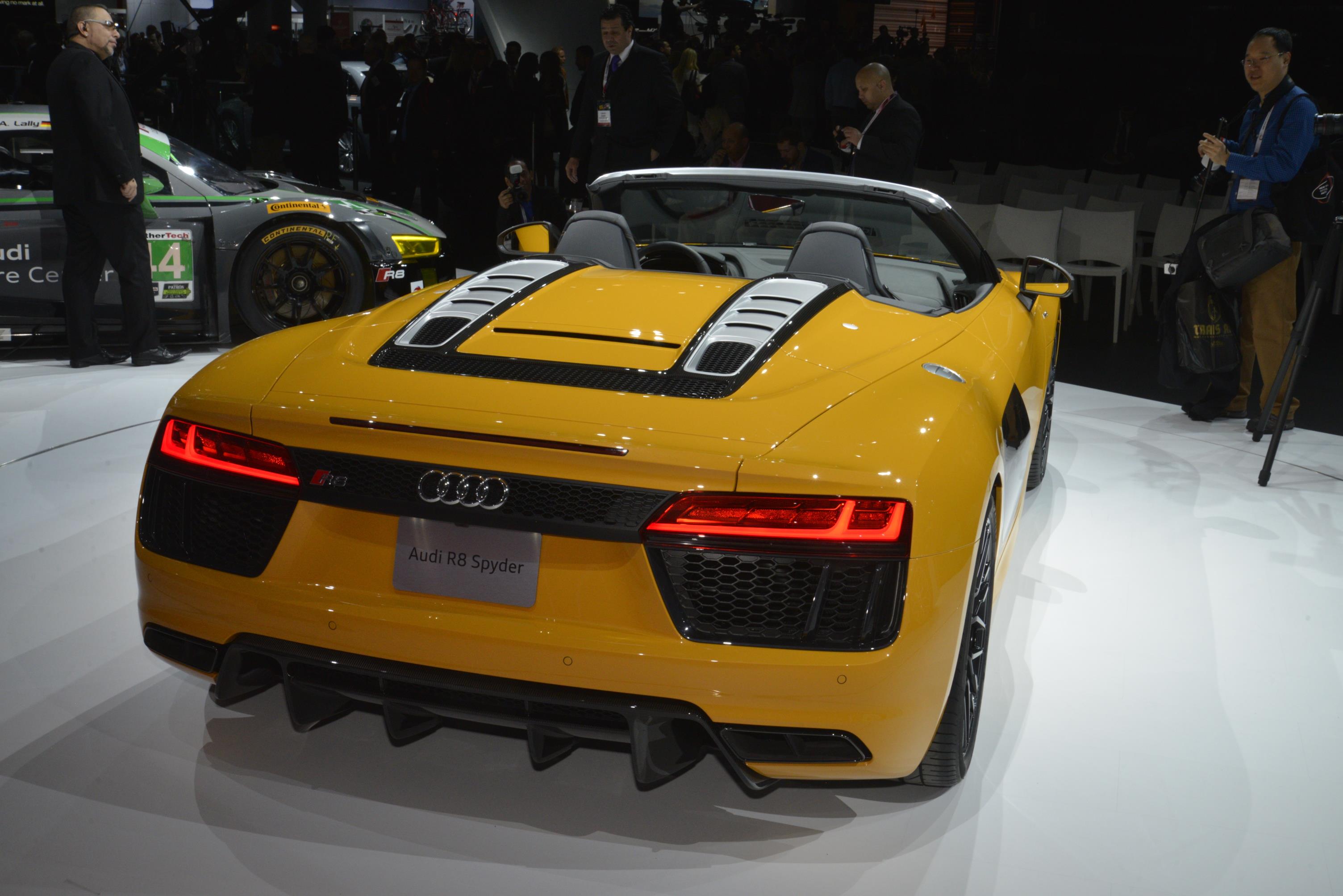 Audi onthult de R8 V10 Spyder op de New York Auto Show 2016. In september komt de dakloze R8 naar Nederland.