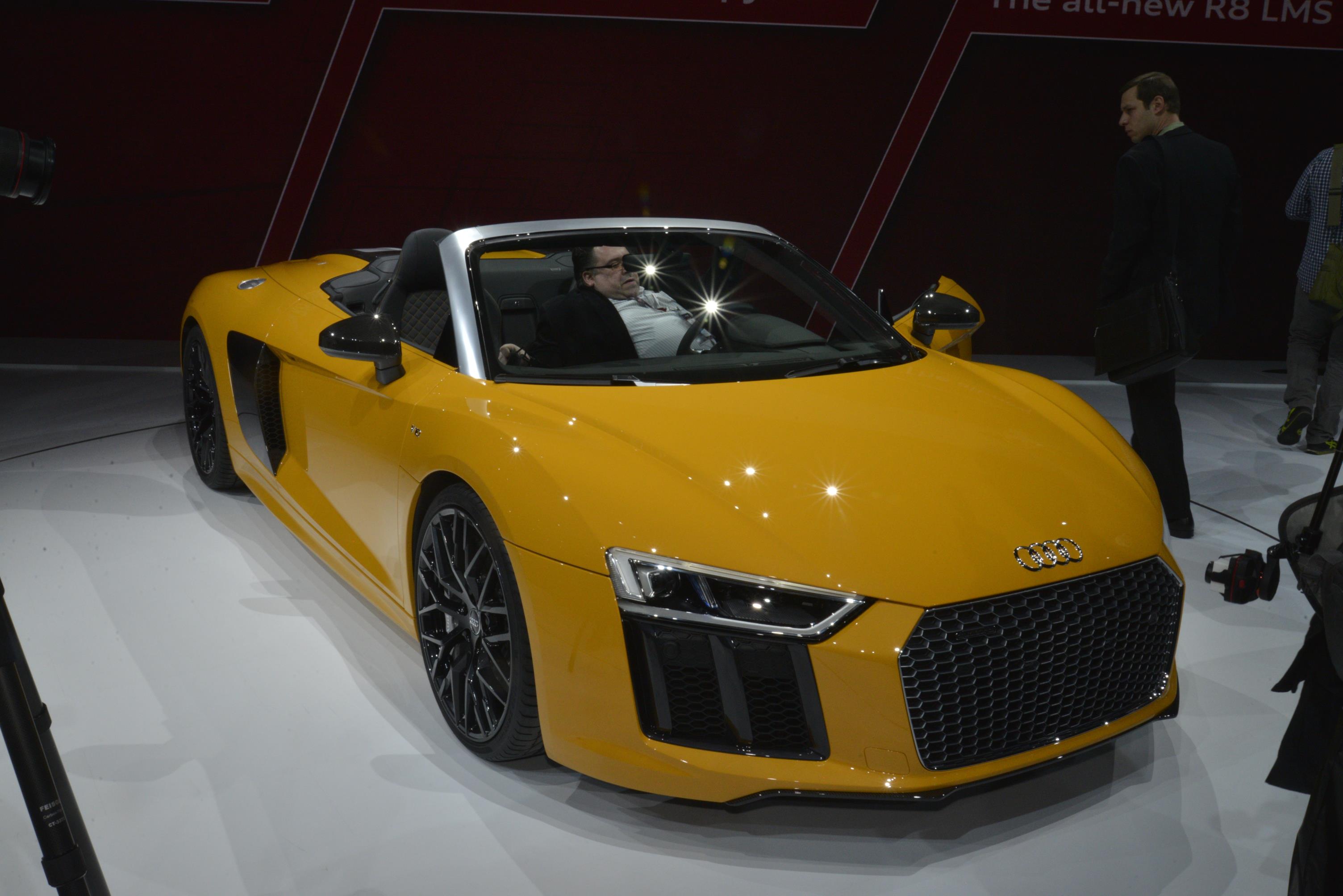 Audi onthult de R8 V10 Spyder op de New York Auto Show 2016. In september komt de dakloze R8 naar Nederland.