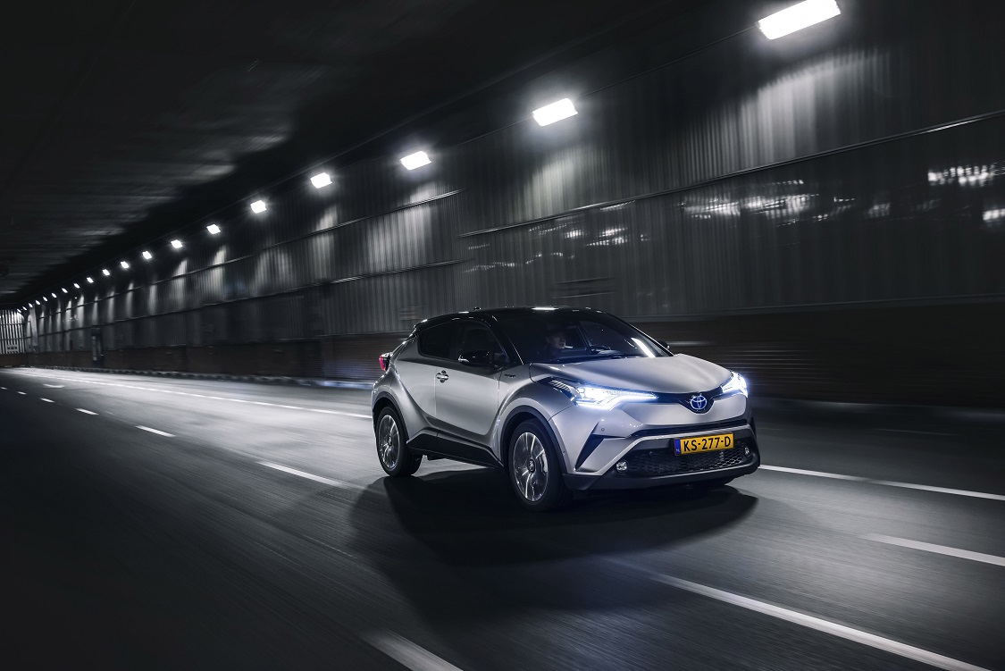 Toyota viert een feestje, want de tien miljoenste hybride van het merk ging over de spreekwoordelijke toonbank.
