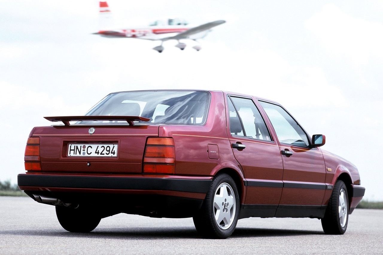 Er zijn genoeg autos die sportieve prestaties leveren, maar waar dat niet direct aan af is te zien. Tien van die autos zetten we vandaag eens op een rijtje.