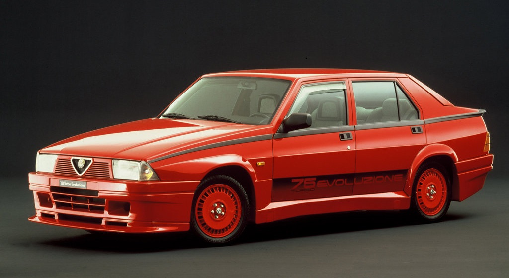 De huidige Alfa Romeo Giulia Quadrifoglio kennen we inmiddels, maar hoe zat het ook al weer met de voorgangers daarvan? Tijd voor een historisch overzichtje!