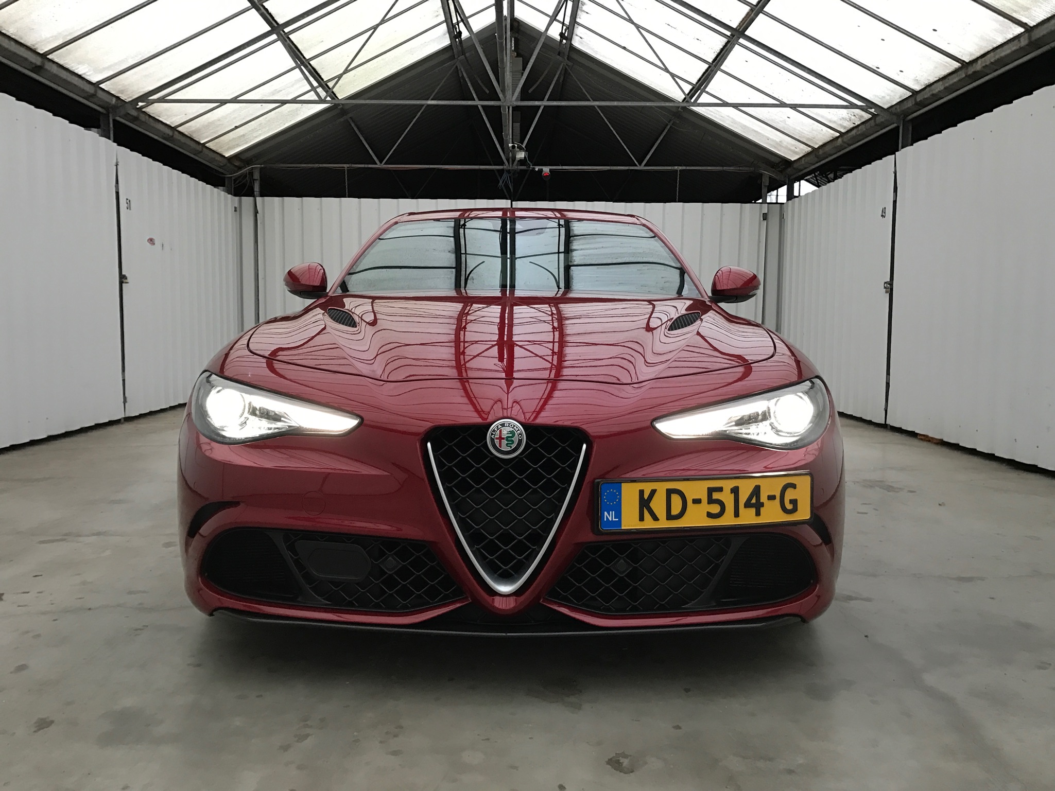 De huidige Alfa Romeo Giulia Quadrifoglio kennen we inmiddels, maar hoe zat het ook al weer met de voorgangers daarvan? Tijd voor een historisch overzichtje!