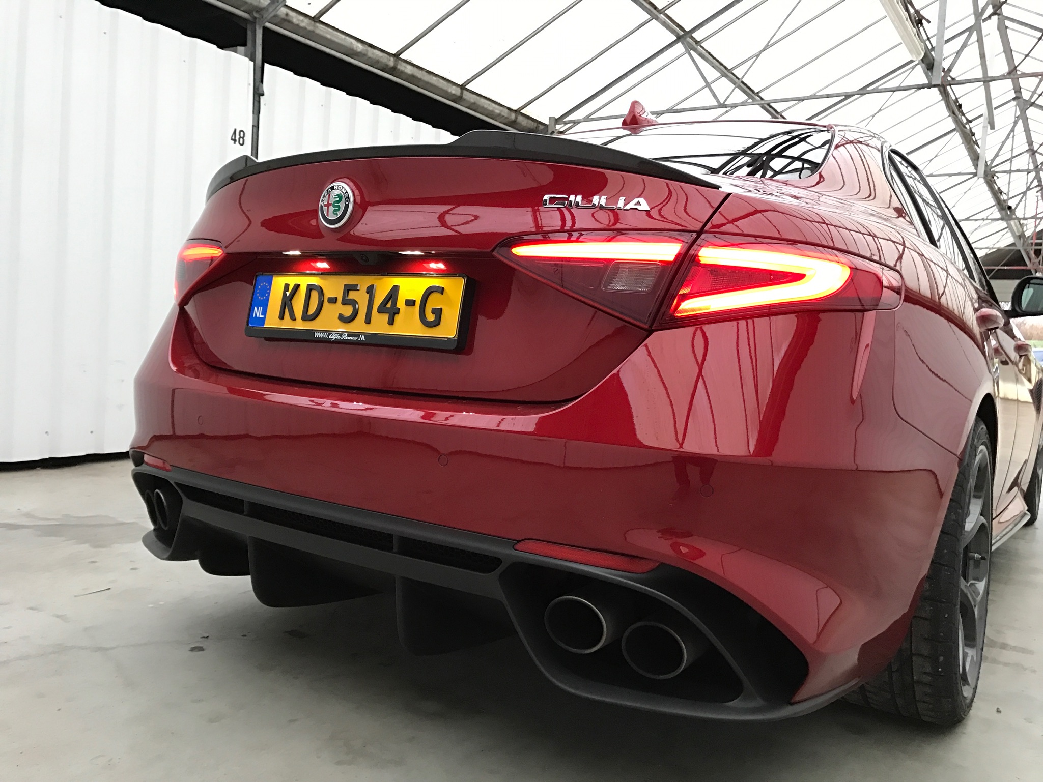 De huidige Alfa Romeo Giulia Quadrifoglio kennen we inmiddels, maar hoe zat het ook al weer met de voorgangers daarvan? Tijd voor een historisch overzichtje!
