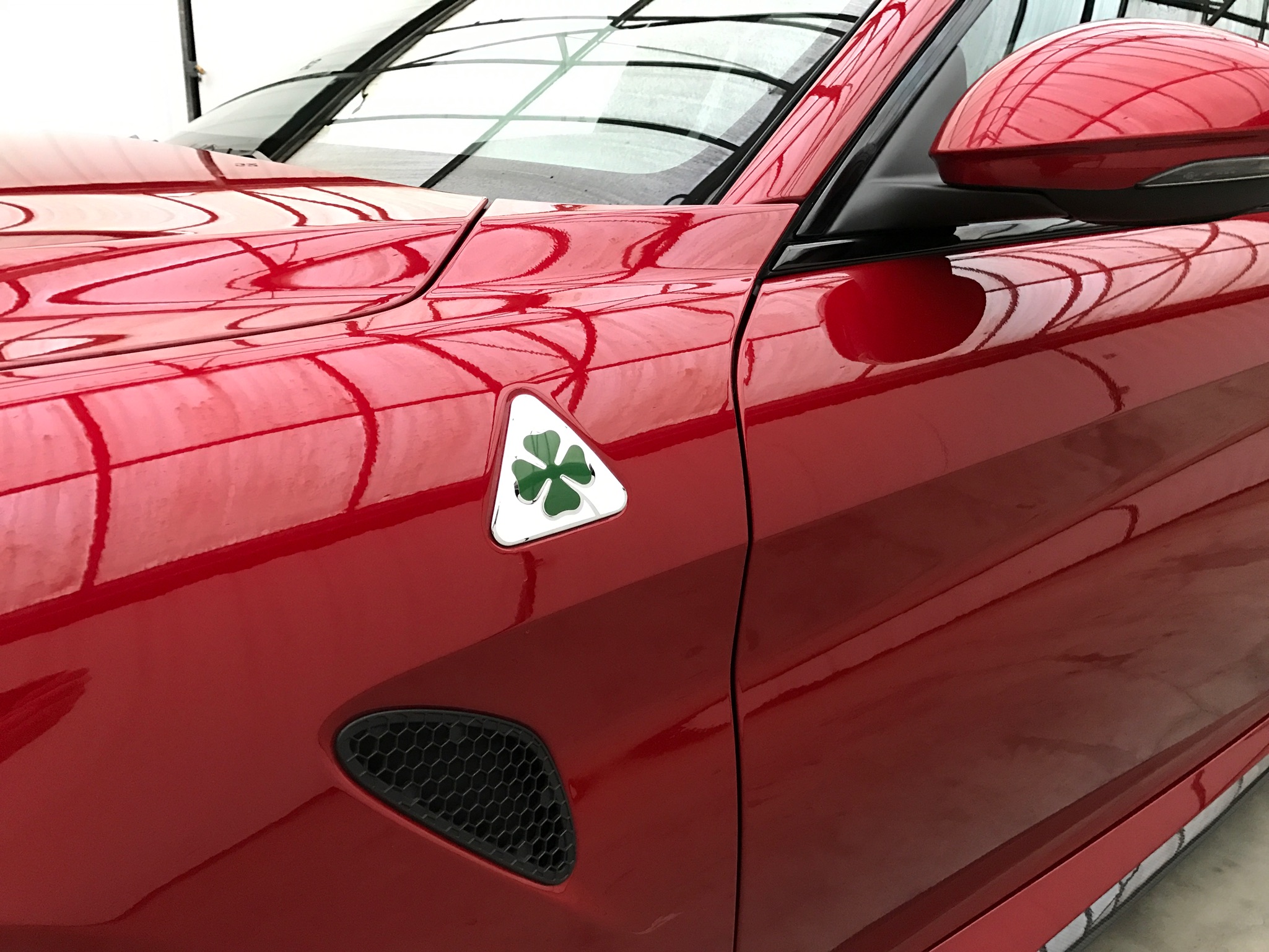 De huidige Alfa Romeo Giulia Quadrifoglio kennen we inmiddels, maar hoe zat het ook al weer met de voorgangers daarvan? Tijd voor een historisch overzichtje!