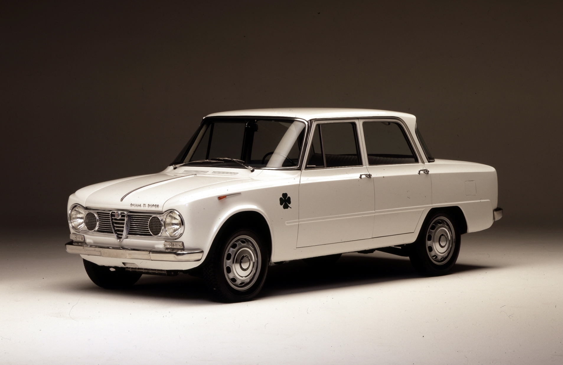 De huidige Alfa Romeo Giulia Quadrifoglio kennen we inmiddels, maar hoe zat het ook al weer met de voorgangers daarvan? Tijd voor een historisch overzichtje!