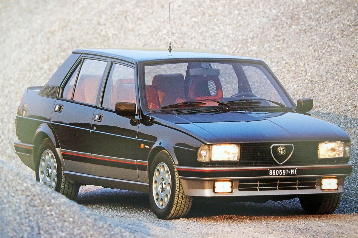 De huidige Alfa Romeo Giulia Quadrifoglio kennen we inmiddels, maar hoe zat het ook al weer met de voorgangers daarvan? Tijd voor een historisch overzichtje!