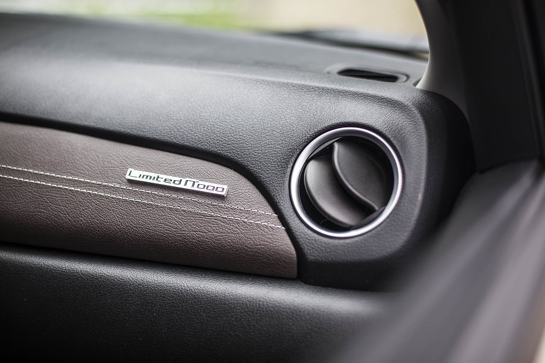 Suzuki introduceert Vitara Limited Edition met extra luxe interieur en een sportievere, stoerdere uitstraling.