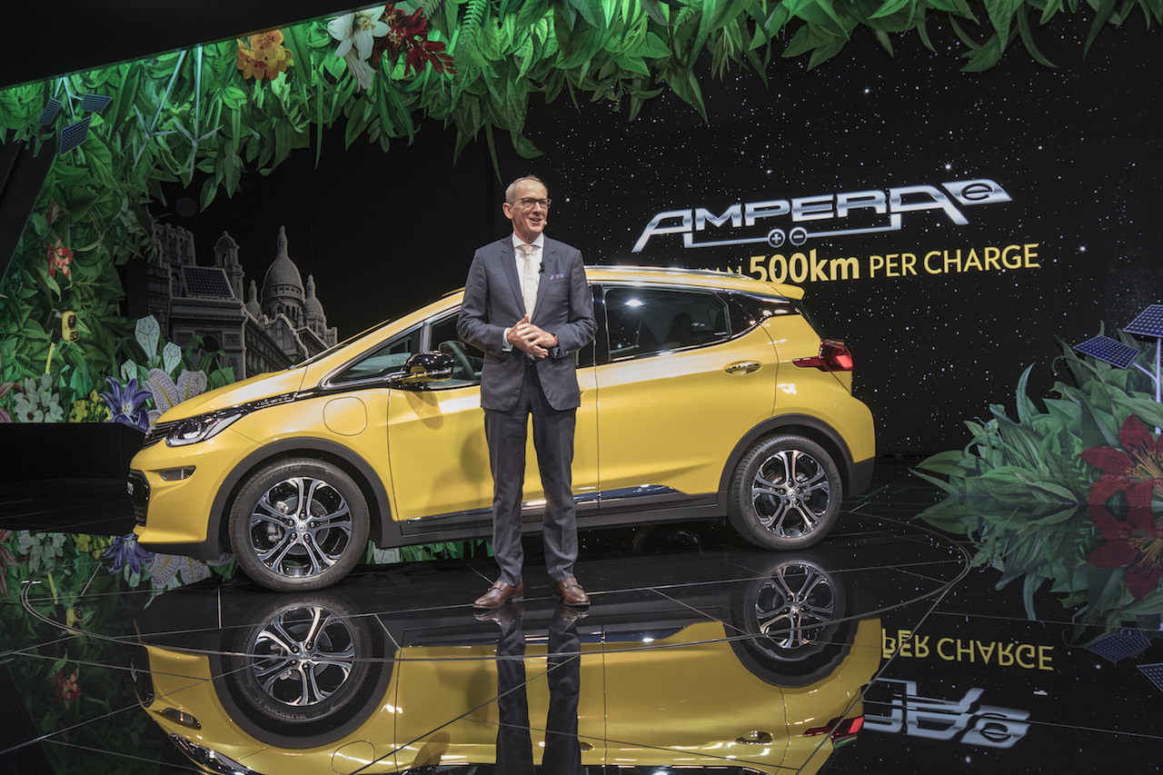Opel Ampera-e presteert het om 500 kilometer volledig elektrisch te rijden, terwijl de realistische opgave 400 kilometer bedraagt en de strengere WSTP-cyclus 380 kilometer beloofd.