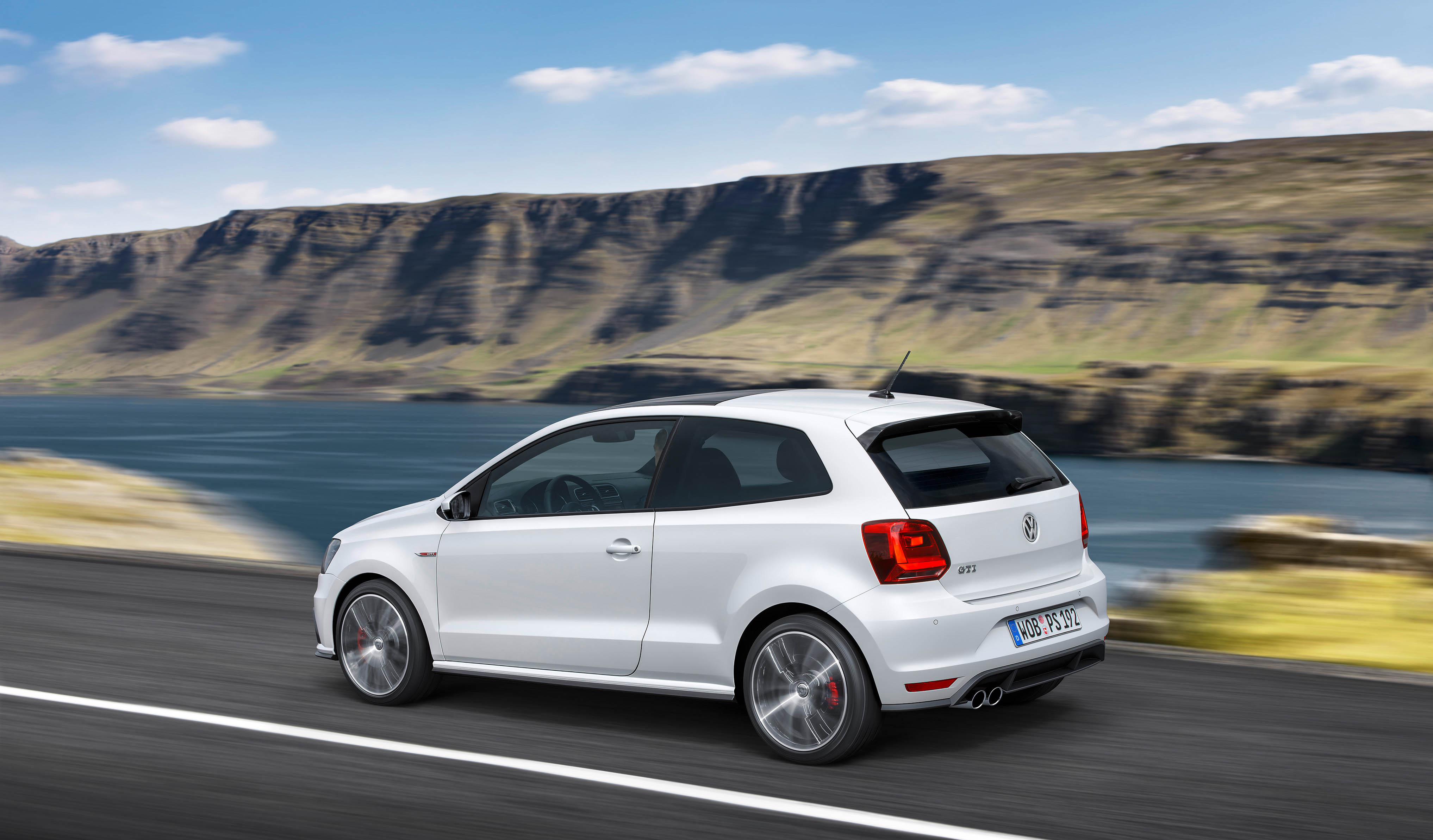 Vernieuwde Volkswagen Polo GTI met 1.8 TSI nu verkrijgbaar met DSG-7 of handgeschakelde zesbak. Prijzen beginnen bij 25.490 euro.