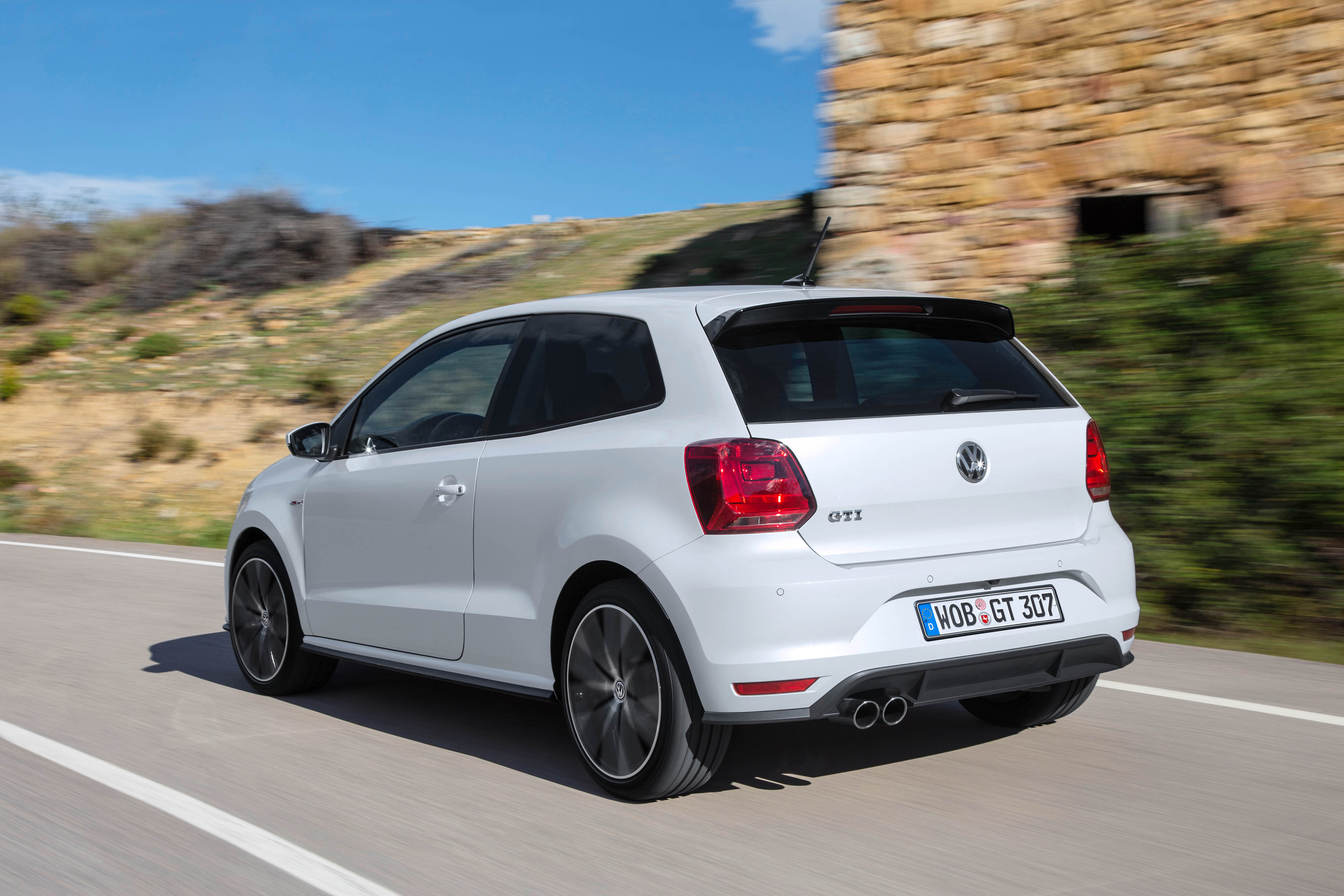 Vernieuwde Volkswagen Polo GTI met 1.8 TSI nu verkrijgbaar met DSG-7 of handgeschakelde zesbak. Prijzen beginnen bij 25.490 euro.