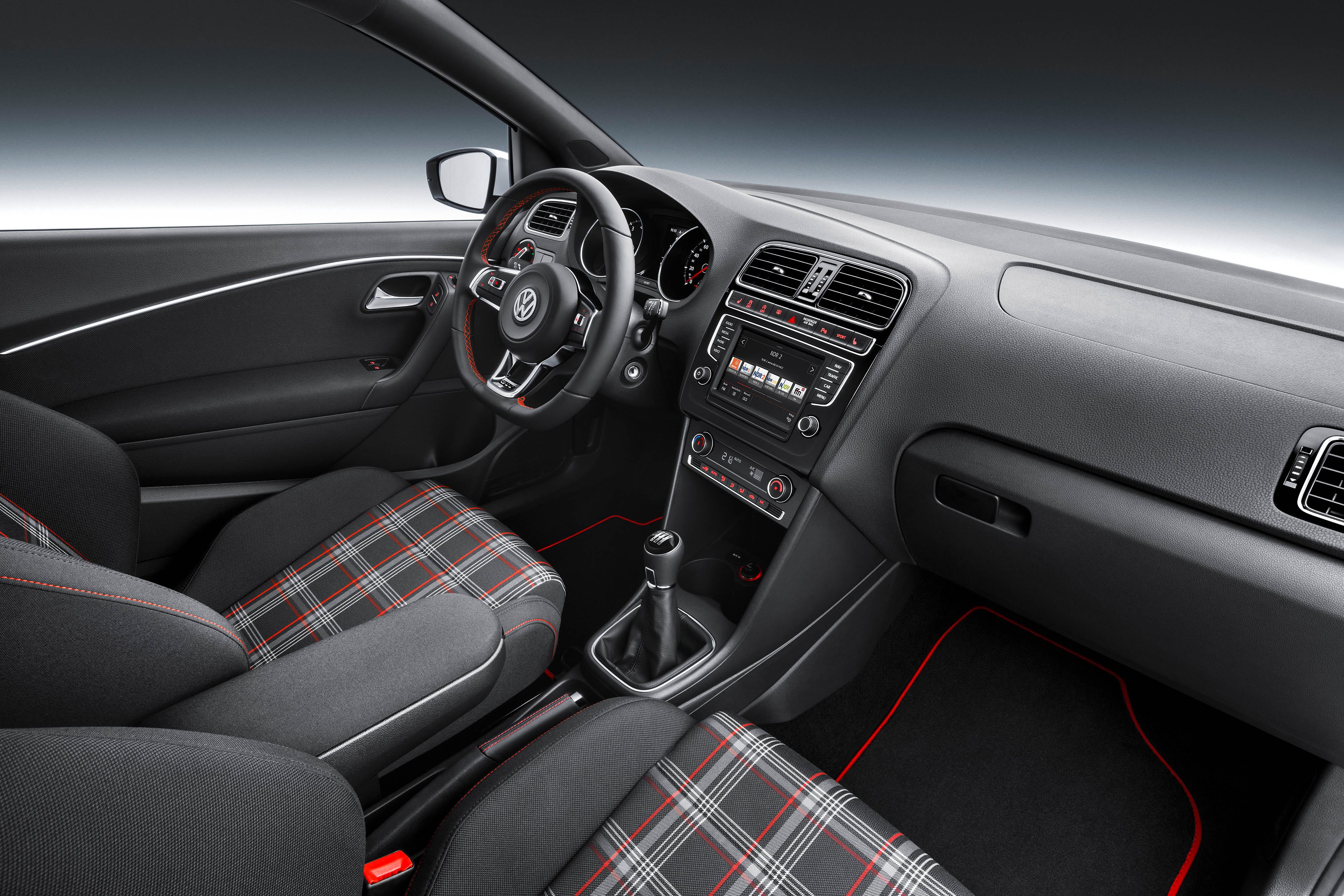 Vernieuwde Volkswagen Polo GTI met 1.8 TSI nu verkrijgbaar met DSG-7 of handgeschakelde zesbak. Prijzen beginnen bij 25.490 euro.