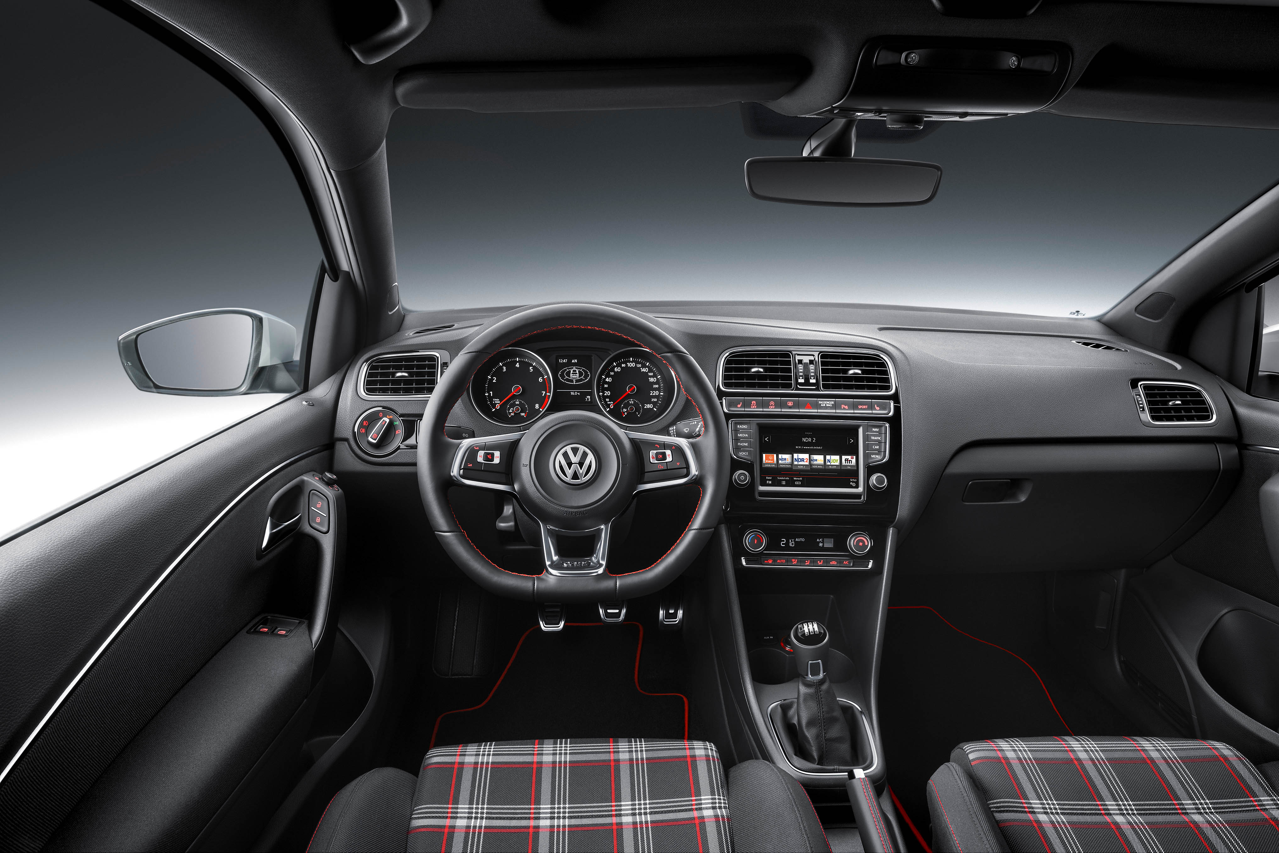 Vernieuwde Volkswagen Polo GTI met 1.8 TSI nu verkrijgbaar met DSG-7 of handgeschakelde zesbak. Prijzen beginnen bij 25.490 euro.
