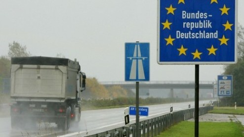Bondskanselier Angela Merkel van Duitsland ziet geen gevaar voor de relaties met buurlanden als de omstreden Duitse tolplannen worden doorgevoerd, zo laat ze weten in een verklaring.
