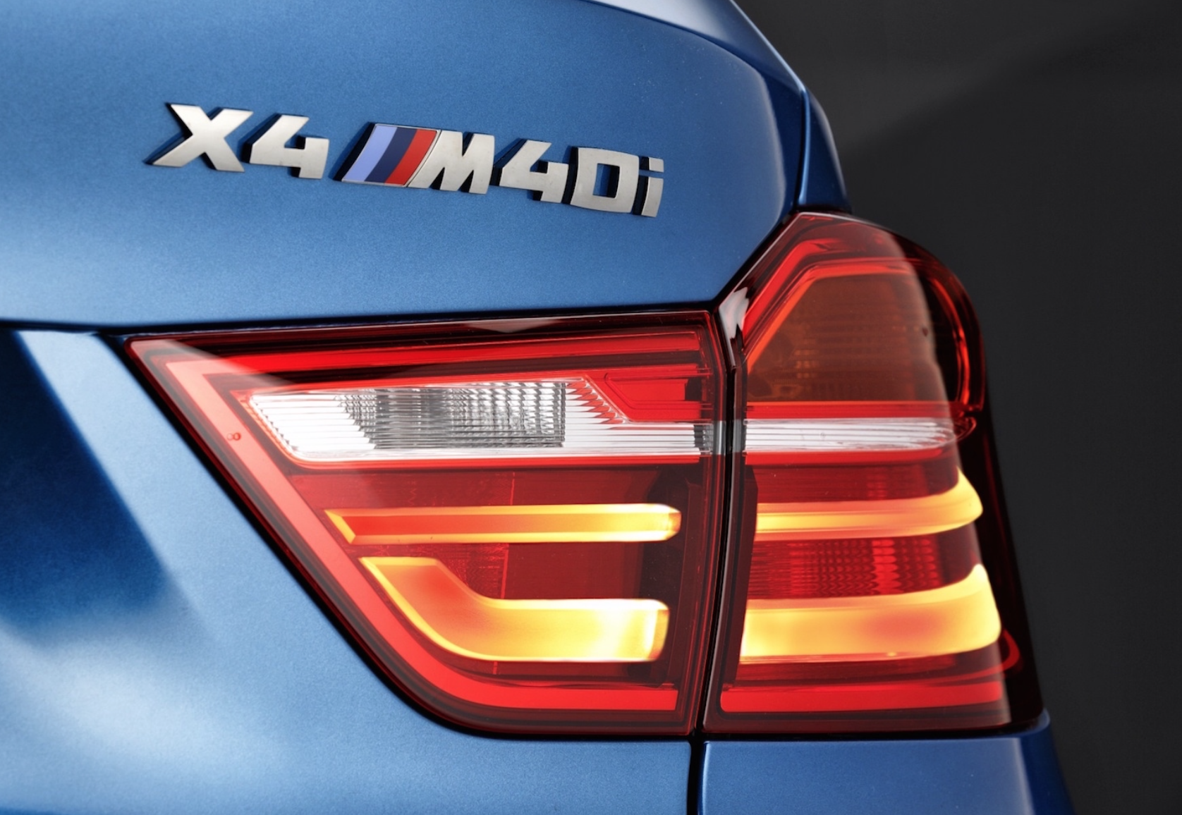Maak kennis met de X4 M40i. Inderdaad, de auto gaat geen X4 M heten. De getallen zijn er echter nauwelijks minder om: 4,9 tellen naar de 100 km/h, 360 pk, 465 Nm.
