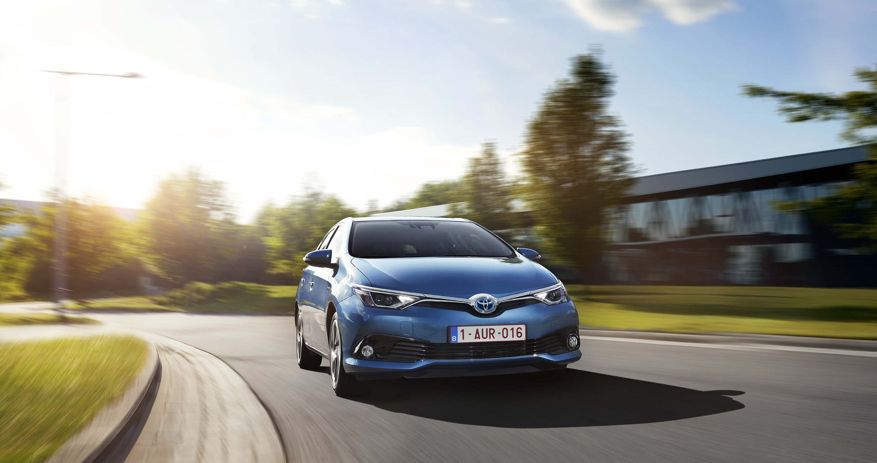 Autotest vernieuwde Toyota Auris, het faceliftmodel heeft meer verfijning en blijft in 2015 zeer interessant voor zakelijk rijders dankzij 14% bijtelling.